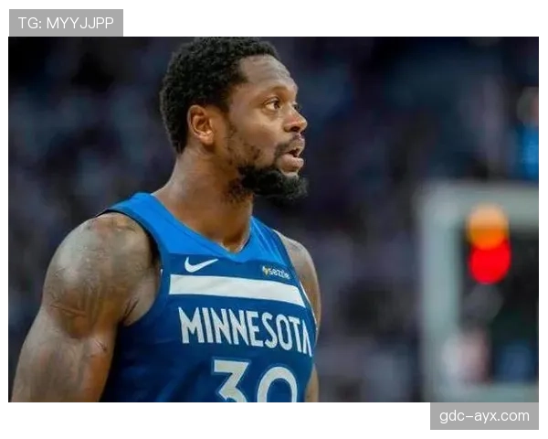 兰德尔背身单打主导内线，篮下效率相比上季提升